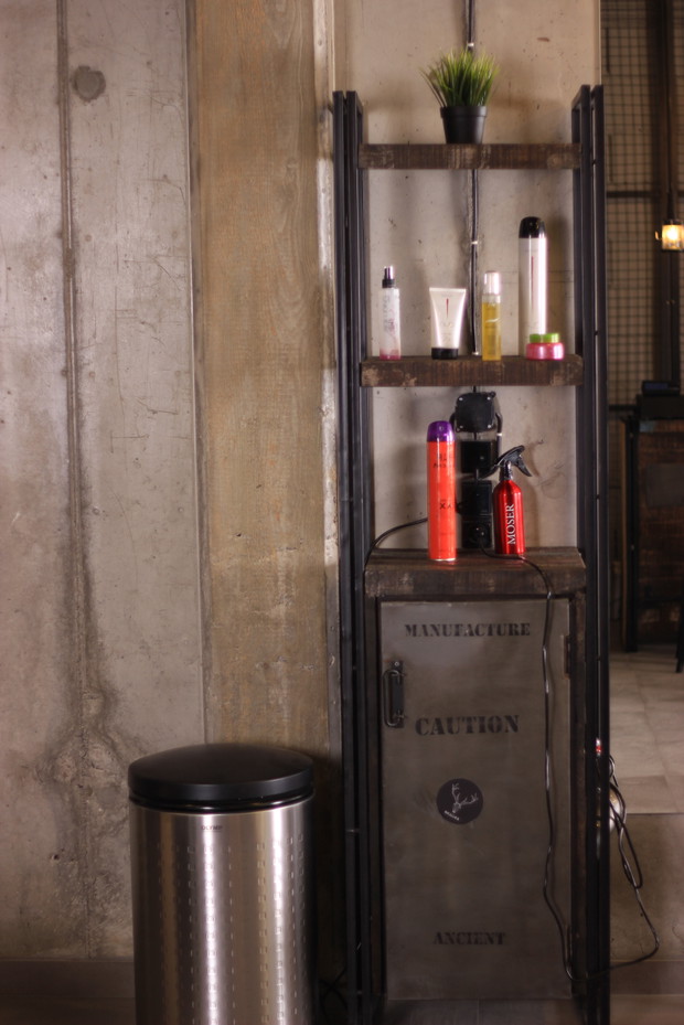 Industrialne wnętrza krakowskiego salonu fryzjerskiego Bonza Hair&Beauty, projekt Agneiszka Wójcik z pracowni AW Interior Design, fot. mat. pracowni