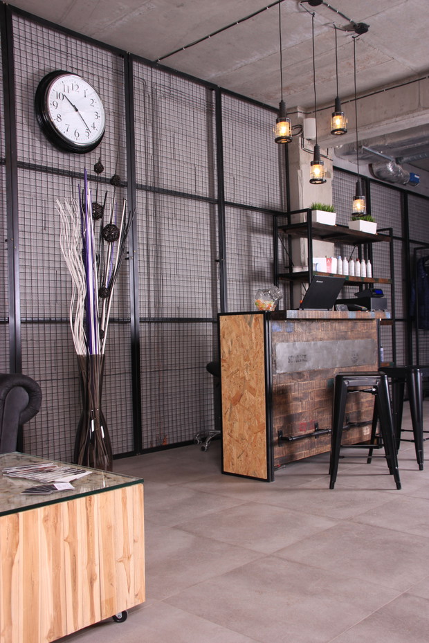 Industrialne wnętrza krakowskiego salonu fryzjerskiego Bonza Hair&Beauty, projekt Agneiszka Wójcik z pracowni AW Interior Design, fot. mat. pracowni