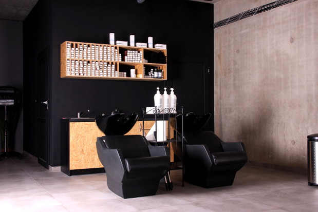 Industrialne wnętrza krakowskiego salonu fryzjerskiego Bonza Hair&Beauty, projekt Agneiszka Wójcik z pracowni AW Interior Design, fot. mat. pracowni