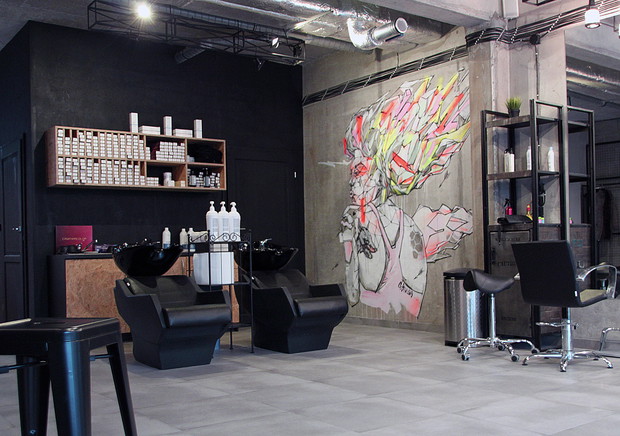 Industrialne wnętrza krakowskiego salonu fryzjerskiego Bonza Hair&Beauty, projekt Agneiszka Wójcik z pracowni AW Interior Design, fot. mat. pracowni