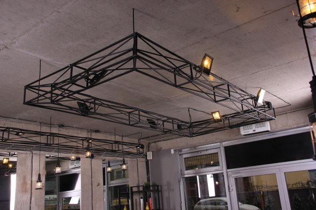 Industrialne wnętrza krakowskiego salonu fryzjerskiego Bonza Hair&Beauty, projekt Agneiszka Wójcik z pracowni AW Interior Design, fot. mat. pracowni