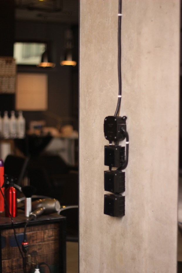 Industrialne wnętrza krakowskiego salonu fryzjerskiego Bonza Hair&Beauty, projekt Agneiszka Wójcik z pracowni AW Interior Design, fot. mat. pracowni