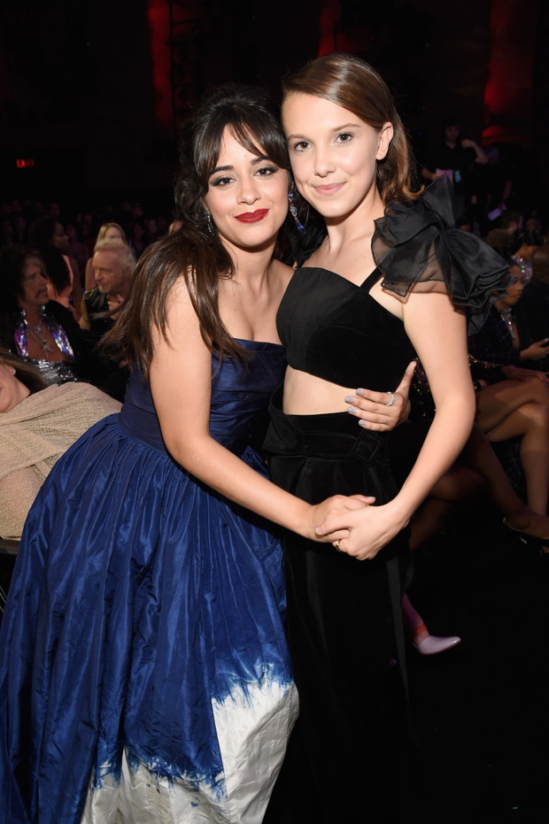 Camila Cabello i Millie Bobby Brown na MTV VMAs 2018.