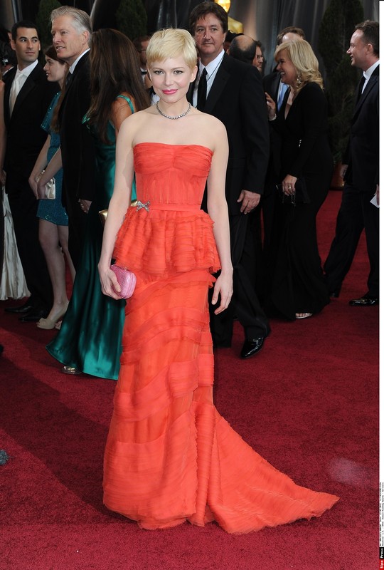 Michelle Williams w czerwonej sukni Louis Vuitton na gali rozdania Oscarów 2011