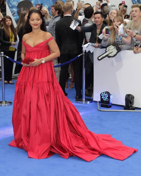 Rihanna w czerwonej sukni Giambattista Valli Couture na premierze filmu Valerian i miasto tysiąca planet w Londynie
