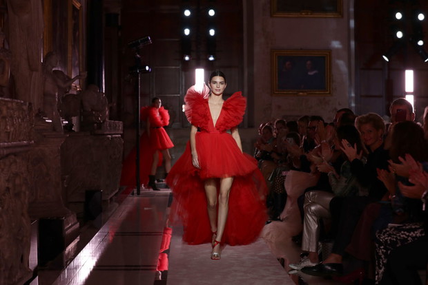 Kendall Jenner na wybiegu Giambattista Valli x H&M
