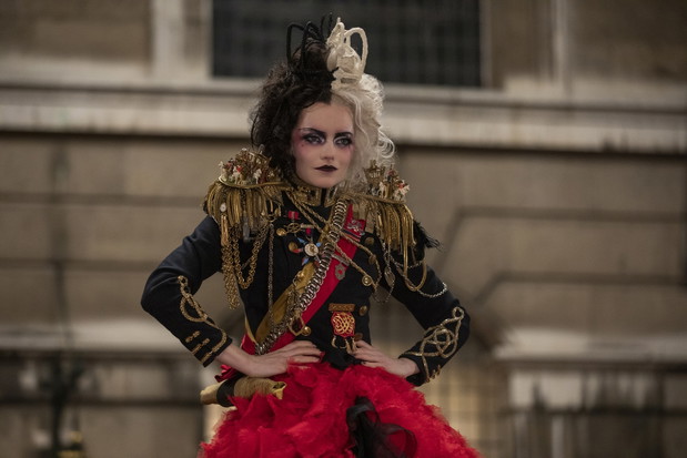 Cruella: Emma Stone, makijaże i kostiumy