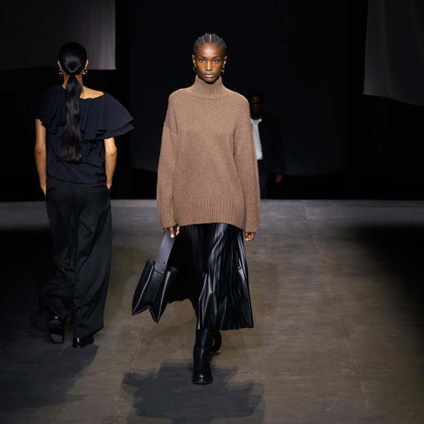 Pokaz COS na London Fashion Week wiosna-lato 2022