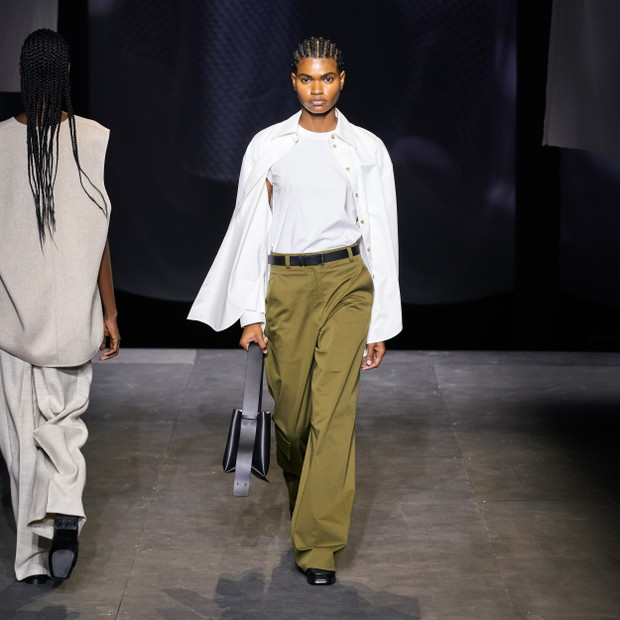 Pokaz COS na London Fashion Week wiosna-lato 2022