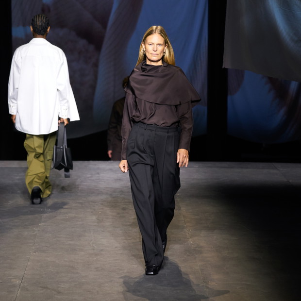 Pokaz COS na London Fashion Week wiosna-lato 2022