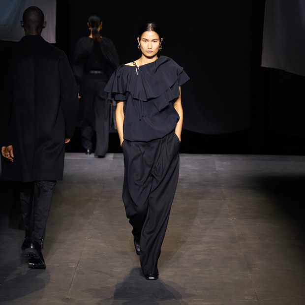 Pokaz COS na London Fashion Week wiosna-lato 2022