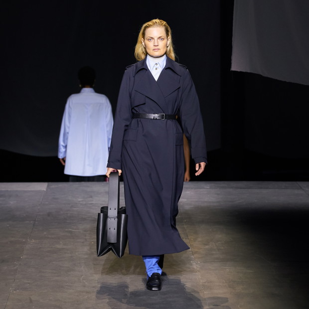 Pokaz COS na London Fashion Week wiosna-lato 2022
