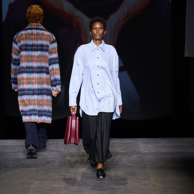Pokaz COS na London Fashion Week wiosna-lato 2022