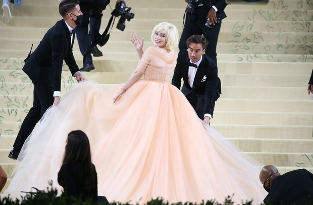 Stylizacje Met Gala 2021: suknie gwiazd