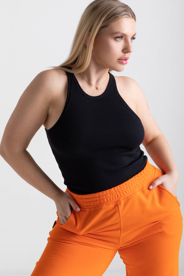 Chiara Wear na wiosnę 2022: Orange is the new black