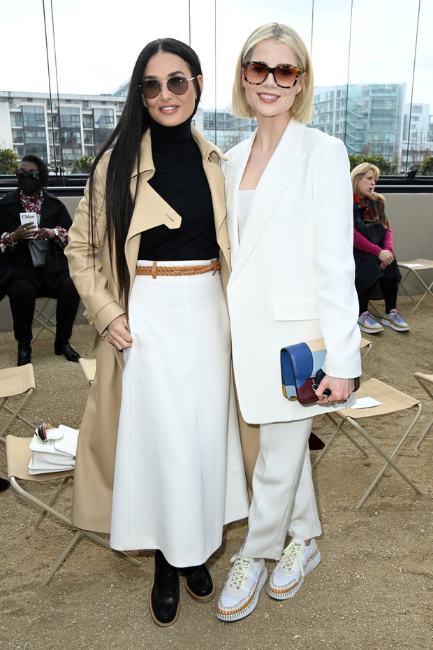 Demi Moore i Lucy Boynton, aktorki, na pokazie domu mody Chloe, Tydzień Mody w Paryżu