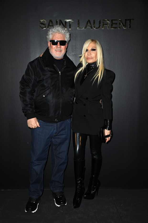 Pedro Almodovar i Donatella Versace, reżyser i projektantka, na pokazie domu mody Saint Laurent, Tydzień Mody w Paryżu