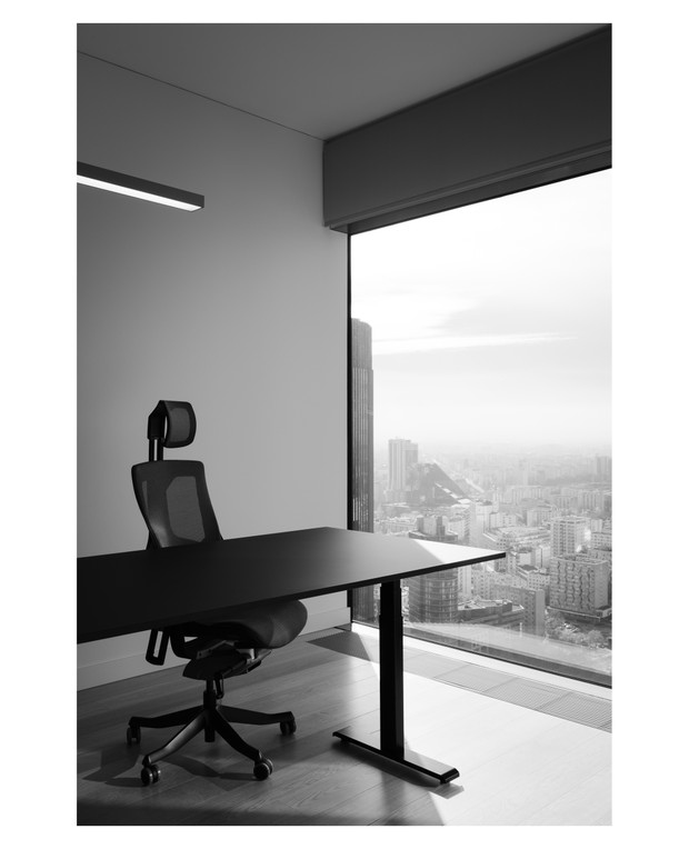Penthouse z syrenką Picassa w warszawskim wieżowcu, projekt: Krzysztof Matuszewski z Matuszewski Studio.