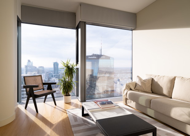 Penthouse z syrenką Picassa w warszawskim wieżowcu, projekt: Krzysztof Matuszewski z Matuszewski Studio.