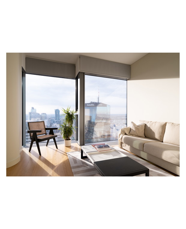 Penthouse z syrenką Picassa w warszawskim wieżowcu, projekt: Krzysztof Matuszewski z Matuszewski Studio.