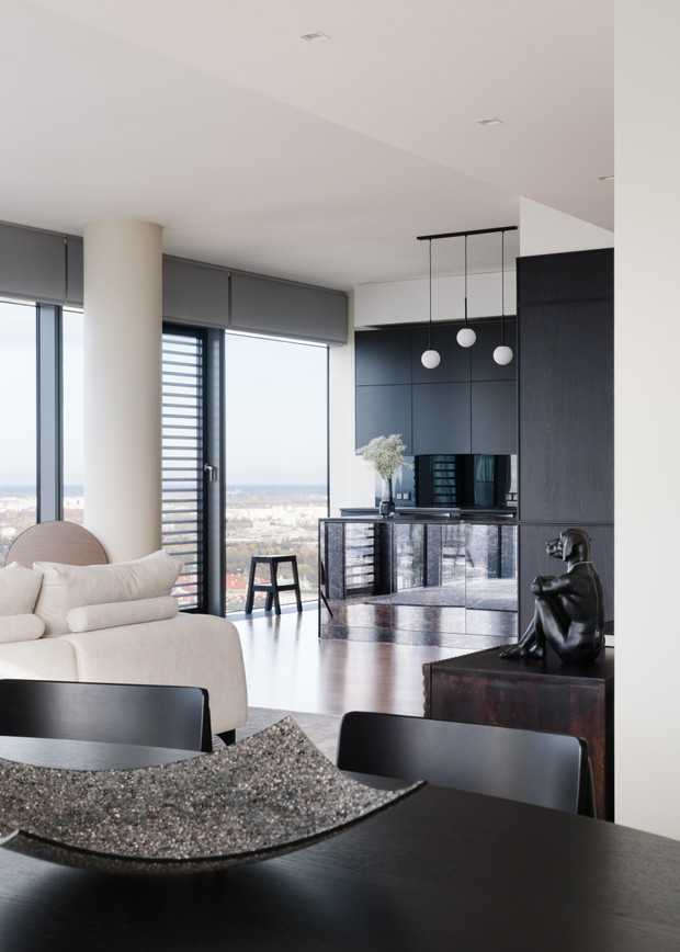Penthouse z syrenką Picassa w warszawskim wieżowcu, projekt: Krzysztof Matuszewski z Matuszewski Studio.