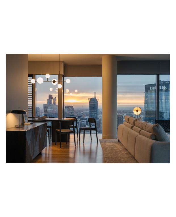 Penthouse z syrenką Picassa w warszawskim wieżowcu, projekt: Krzysztof Matuszewski z Matuszewski Studio.