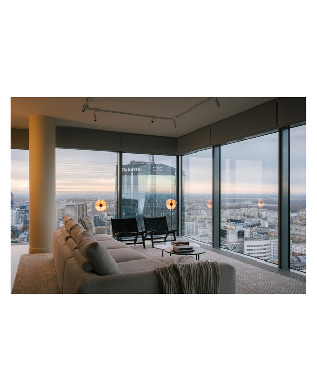 Penthouse z syrenką Picassa w warszawskim wieżowcu, projekt: Krzysztof Matuszewski z Matuszewski Studio.