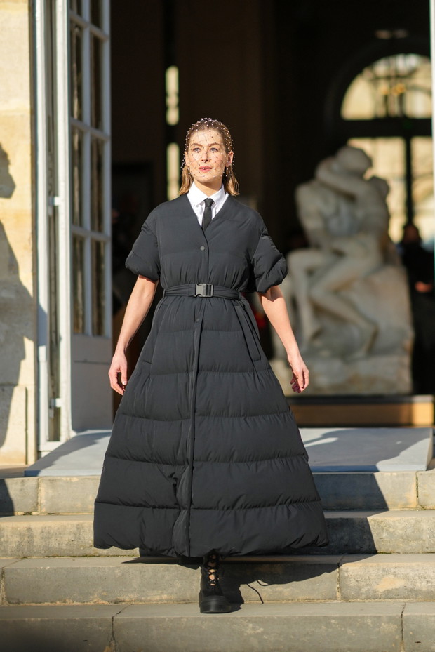 Rosamund Pike, aktorka, na pokazie domu mody Dior, Tydzień Mody w Paryżu