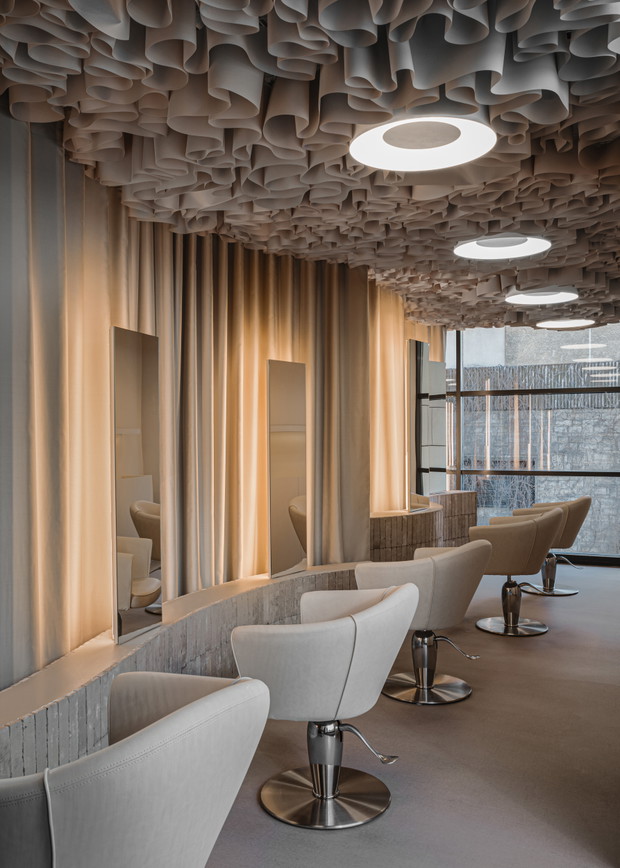 Wnętrze salonu fryzjerskiego inspirowane krajobrazem pustyni, projekt: NOKE Architects