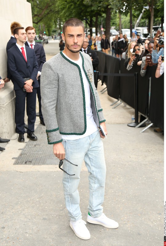 Gwiazdy na pokazach haute couture jesień-zima 2016/2017, Baptiste Giabiconi przed pokazem Chanel, fot. East News