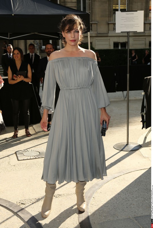 Gwiazdy na pokazach haute couture jesień-zima 2016/2017, Mila Jovovich przed pokazem Valentino, fot. East News