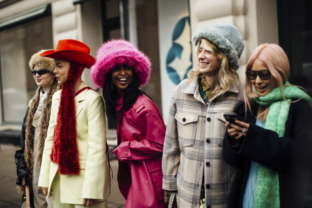 Najmodniejsze stylizacje z ulic Kopenhagi według najbardziej stylowych ludzi z branży i gości Copenhagen Fashion Week jesień-zima 2022/2023