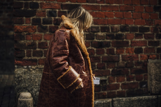 Najmodniejsze stylizacje z ulic Kopenhagi według najbardziej stylowych ludzi z branży i gości Copenhagen Fashion Week jesień-zima 2022/2023
