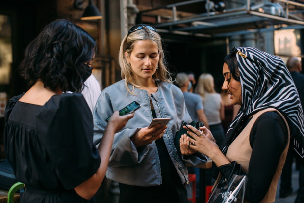 Stylizacje z NYFW wiosna-lato 2022 street fashion