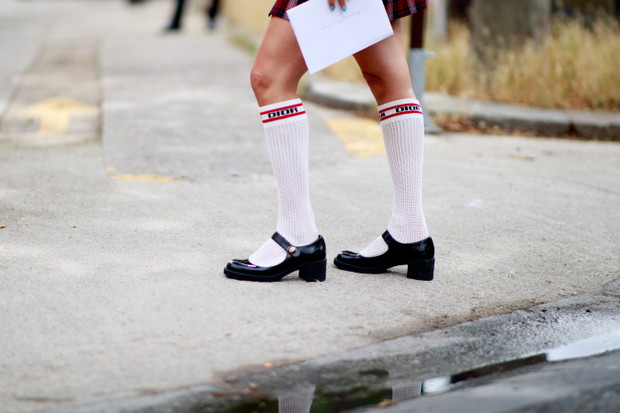 Torebki, buty, dodatki prosto z ulic Paryża: street fashion haute couture fashion week jesień-zima 2021/2022