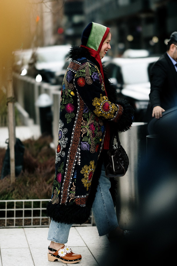 Jak noszą się teraz najbardziej stylowe dziewczyny z branży mody? Najmodniejsze stylizacje z ulic Nowego Jorku street style NYFW jesień-zima 2023/2024