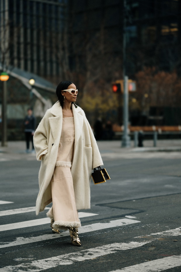 Jak noszą się teraz najbardziej stylowe dziewczyny z branży mody? Najmodniejsze stylizacje z ulic Nowego Jorku street style NYFW jesień-zima 2023/2024