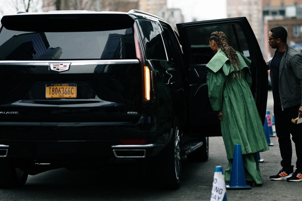 Jak noszą się teraz najbardziej stylowe dziewczyny z branży mody? Najmodniejsze stylizacje z ulic Nowego Jorku street style NYFW jesień-zima 2023/2024
