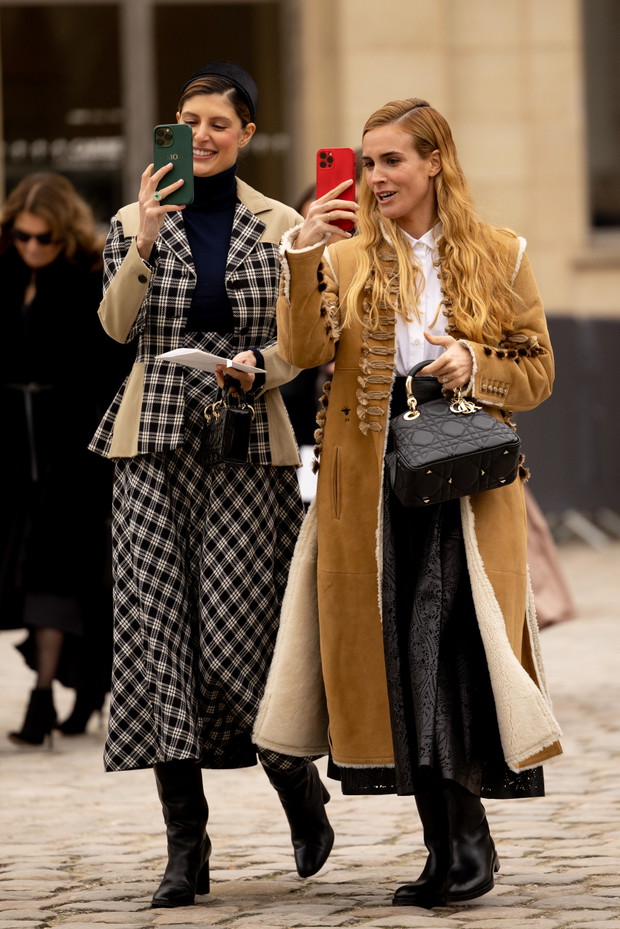 Jak noszą się teraz najbardziej stylowe dziewczyny z branży mody? Przegląd stylizacji z Paris Couture Week street style