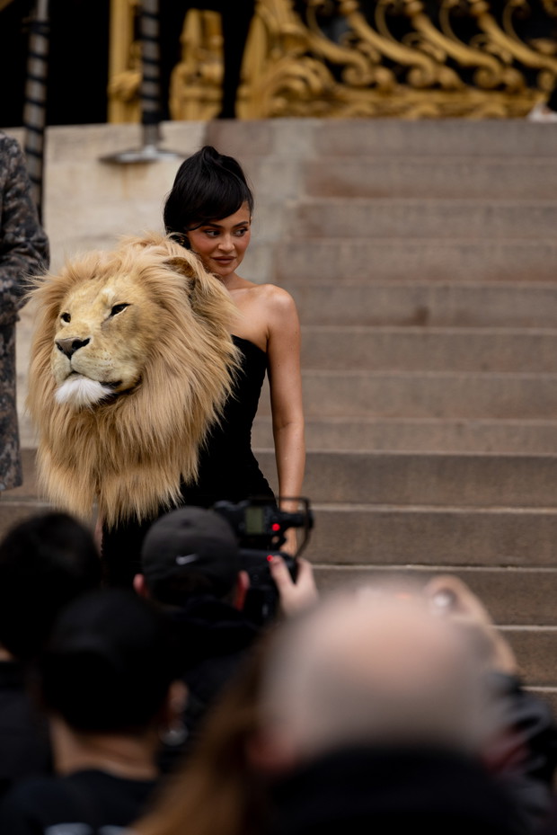 Jak noszą się teraz najbardziej stylowe dziewczyny z branży mody? Przegląd stylizacji z Paris Couture Week street style
