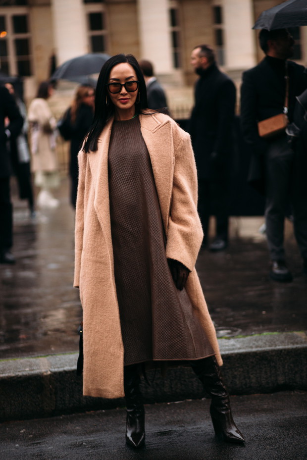 Street style po francusku. Tak noszą się teraz najbardziej stylowe dziewczyny z branży mody Paris Couture Week wiosna-lato 2023