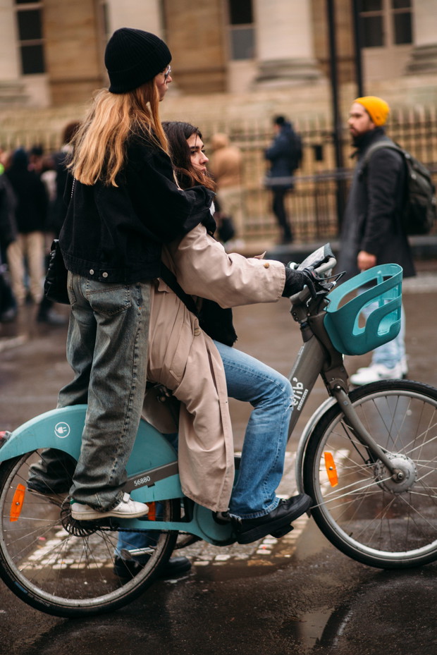 Street style po francusku. Tak noszą się teraz najbardziej stylowe dziewczyny z branży mody Paris Couture Week wiosna-lato 2023