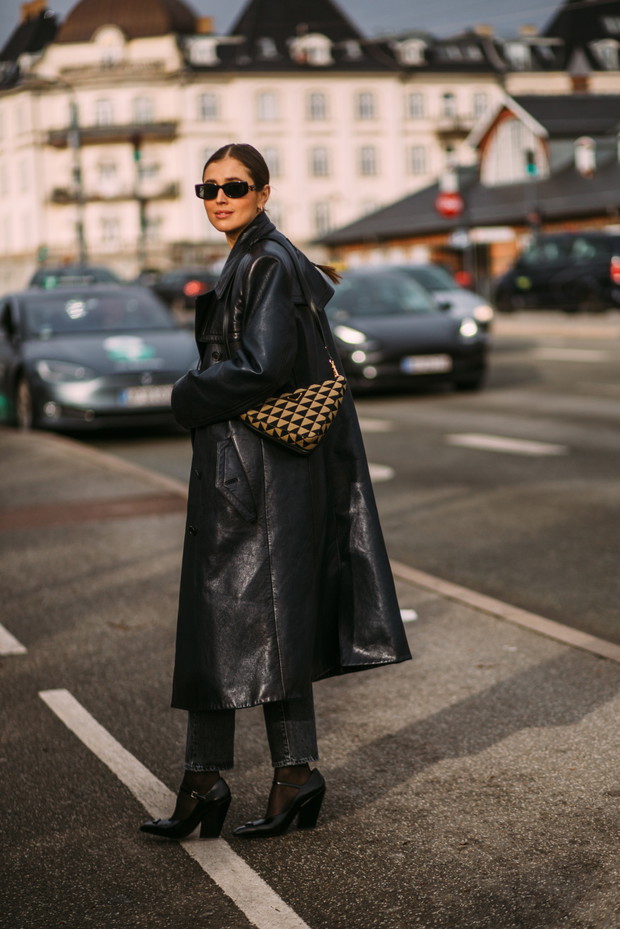 Te torebki, buty i dodatki ma w szafie każda skandynawska it-girl. Królują na ulicach Kopenhagi street style CphFW jesień-zima 2023/2024