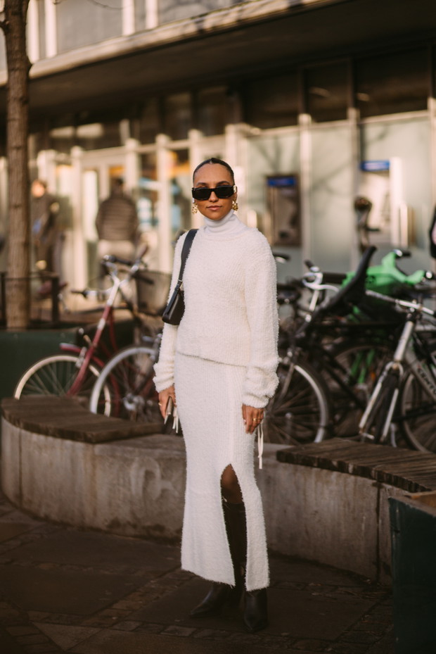 Te torebki, buty i dodatki ma w szafie każda skandynawska it-girl. Królują na ulicach Kopenhagi street style CphFW jesień-zima 2023/2024
