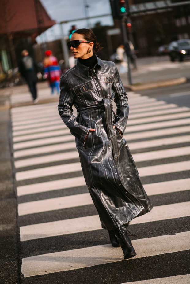 Te torebki, buty i dodatki ma w szafie każda skandynawska it-girl. Królują na ulicach Kopenhagi street style CphFW jesień-zima 2023/2024