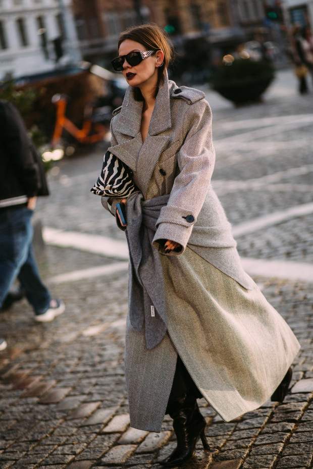 Te torebki, buty i dodatki ma w szafie każda skandynawska it-girl. Królują na ulicach Kopenhagi street style CphFW jesień-zima 2023/2024