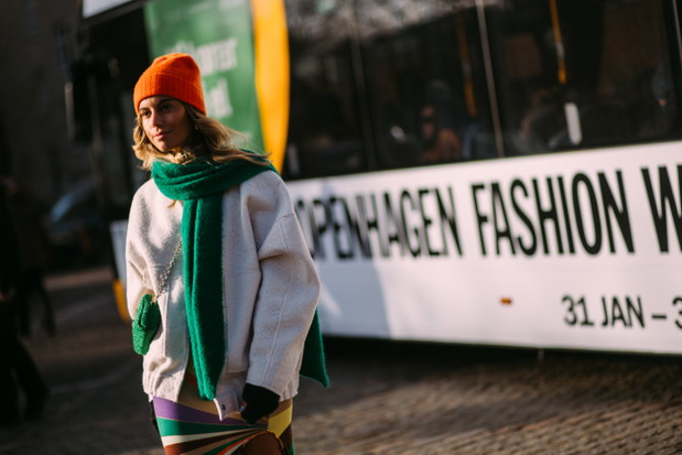 Te torebki, buty i dodatki ma w szafie każda skandynawska it-girl. Królują na ulicach Kopenhagi street style CphFW jesień-zima 2023/2024