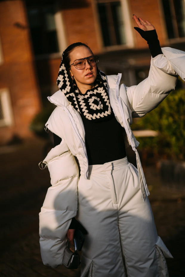 Te torebki, buty i dodatki ma w szafie każda skandynawska it-girl. Królują na ulicach Kopenhagi street style CphFW jesień-zima 2023/2024