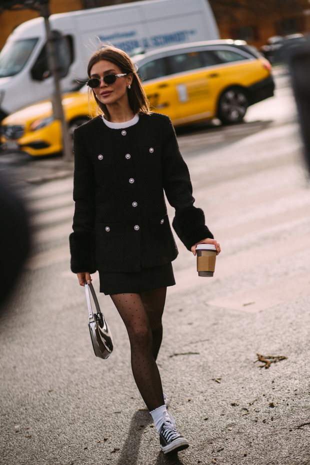 Te torebki, buty i dodatki ma w szafie każda skandynawska it-girl. Królują na ulicach Kopenhagi street style CphFW jesień-zima 2023/2024