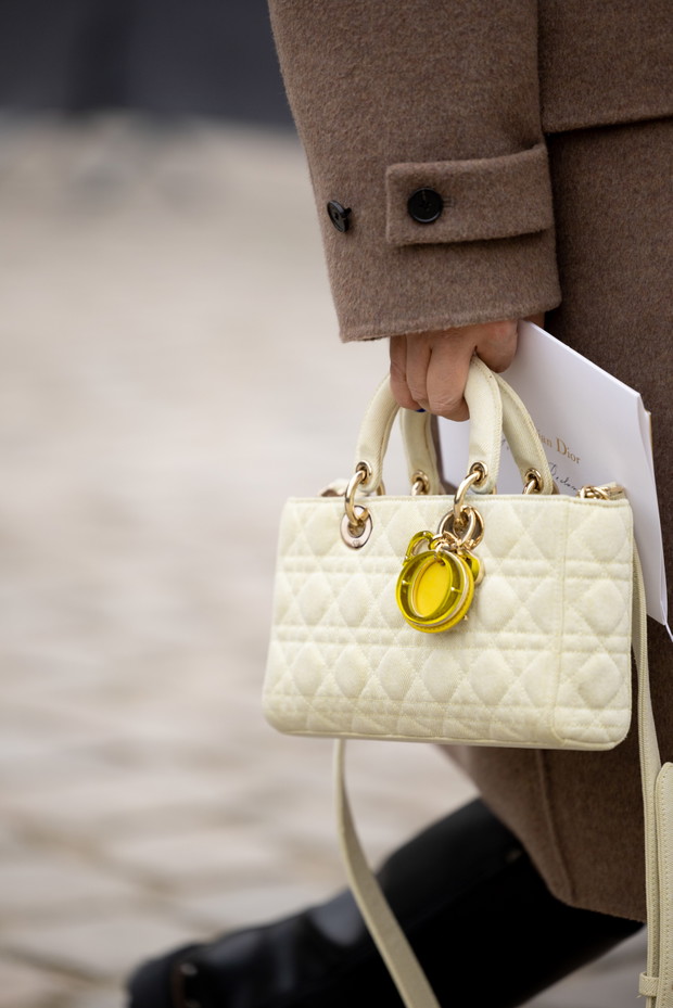 Te torebki, buty i dodatki uwielbiają nie tylko francuskie it girls. Najpiękniejsze akcesoria z Paris Couture Week wiosna-lato 2023 street style